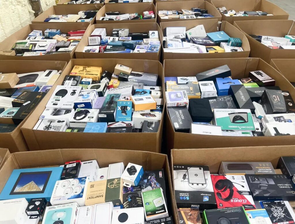 Wholesale electronics accessories including headphones, keyboards, computer mice and charging hubs