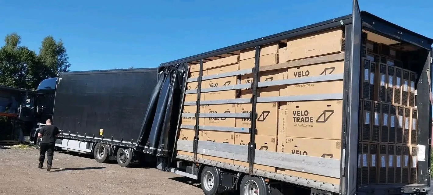 Amazon returns bicycle liquidation truckload with assorted bicycles and bicycle accessories for wholesale resale