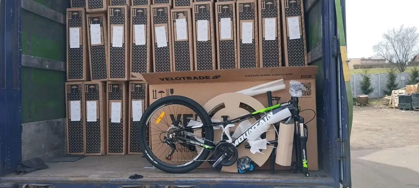 Amazon returns bicycle liquidation truckload with assorted bicycles and bicycle accessories for wholesale resale