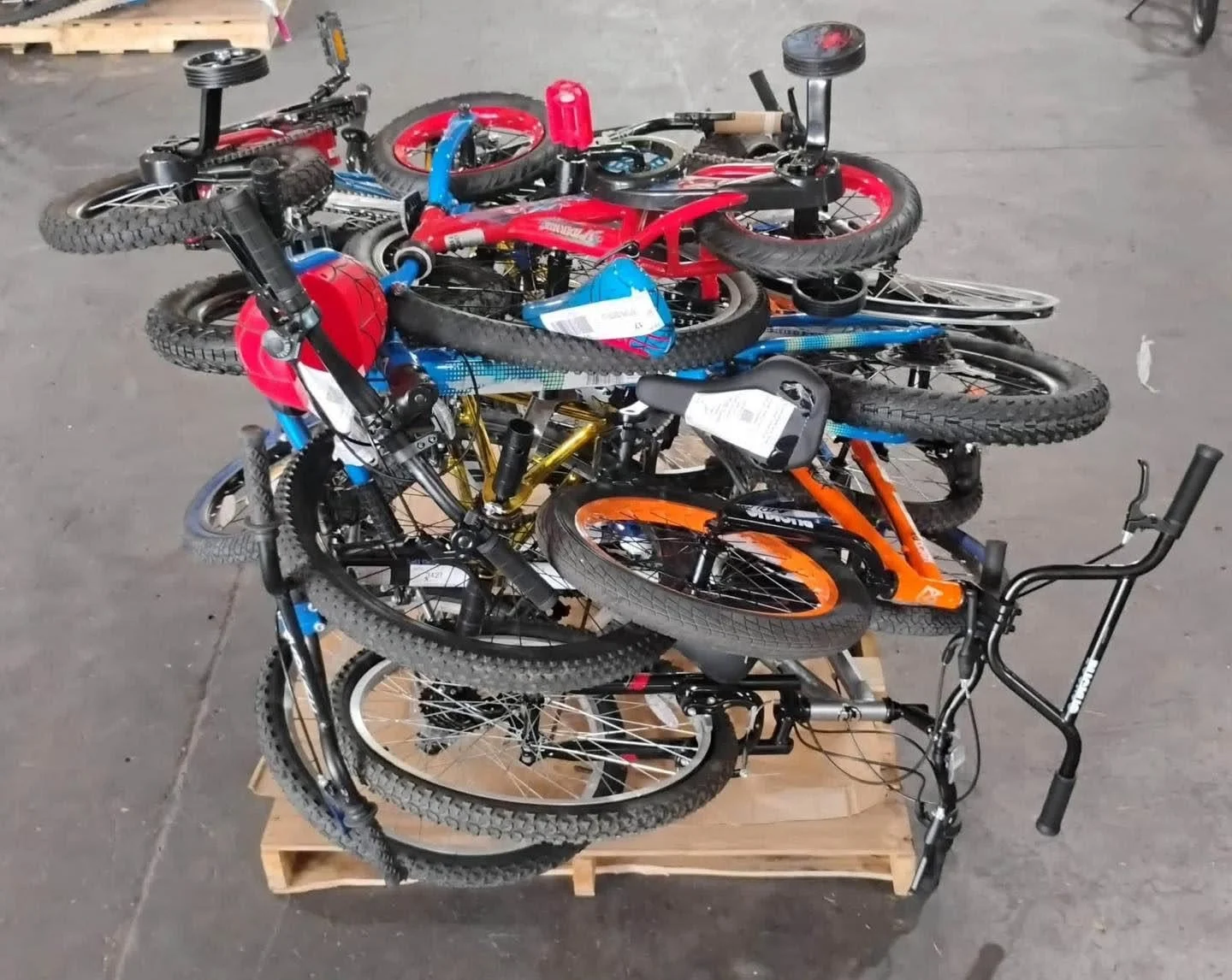 Amazon returns bicycle liquidation truckload with assorted bicycles and bicycle accessories for wholesale resale